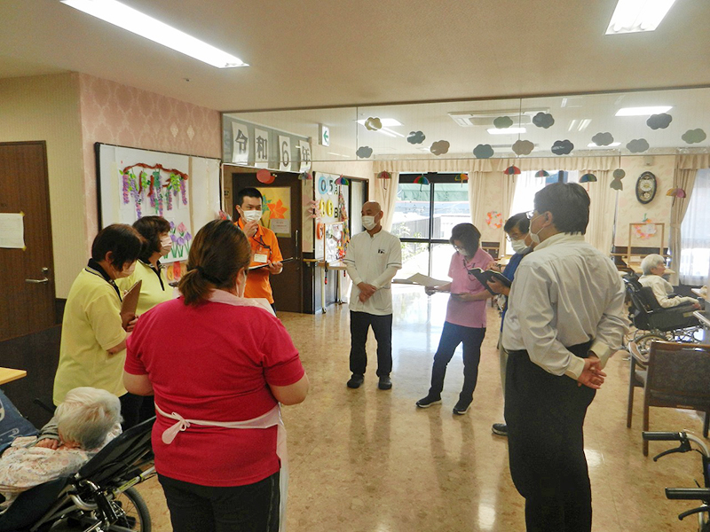 有料老人ホームでの朝礼(当日の業務事務連絡)